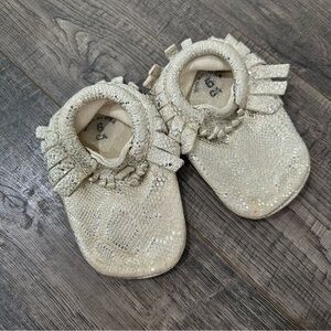 Freshly picked mocks shoes baby walker size 6 leather gold pattern